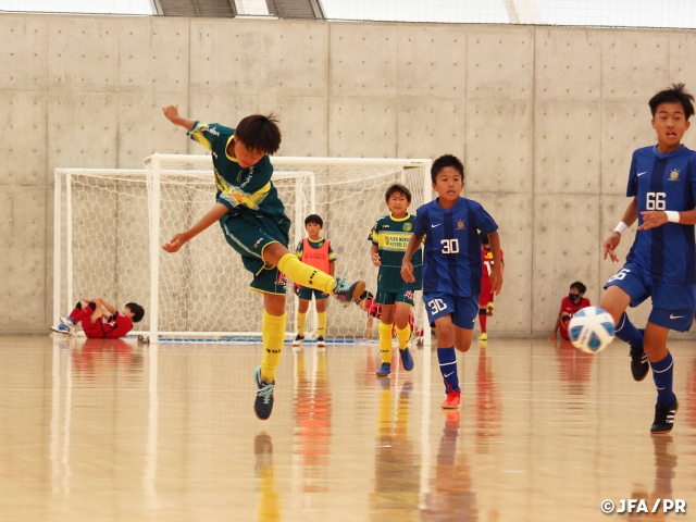 U-12年代の選手がフットサルとサッカー双方のプレーを経験する交流試合を開催