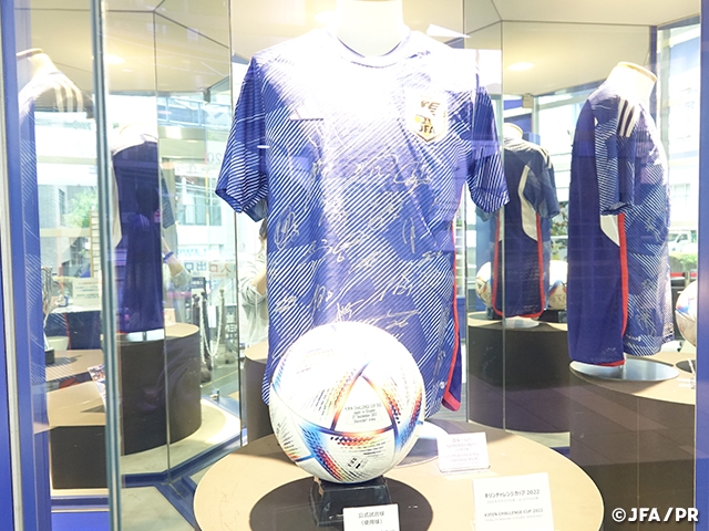 SAMURAI BLUE(日本代表)のキリンチャレンジカップ2022、なでしこジャパンの国際親善試合・MS&ADカップ2022のユニフォームなどを展示　～日本サッカーミュージアム～