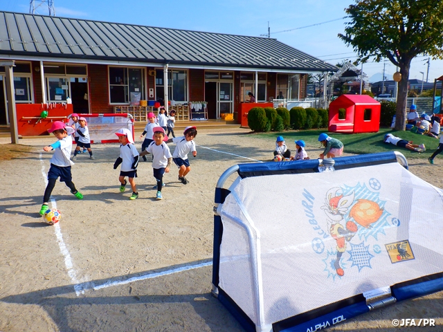 2022年は2,438の保育園・幼稚園にボール・ミニゴールを贈呈