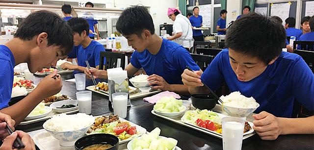 サッカー選手の食事はどうするべき？練習・試合前など適切な栄養を摂取しよう